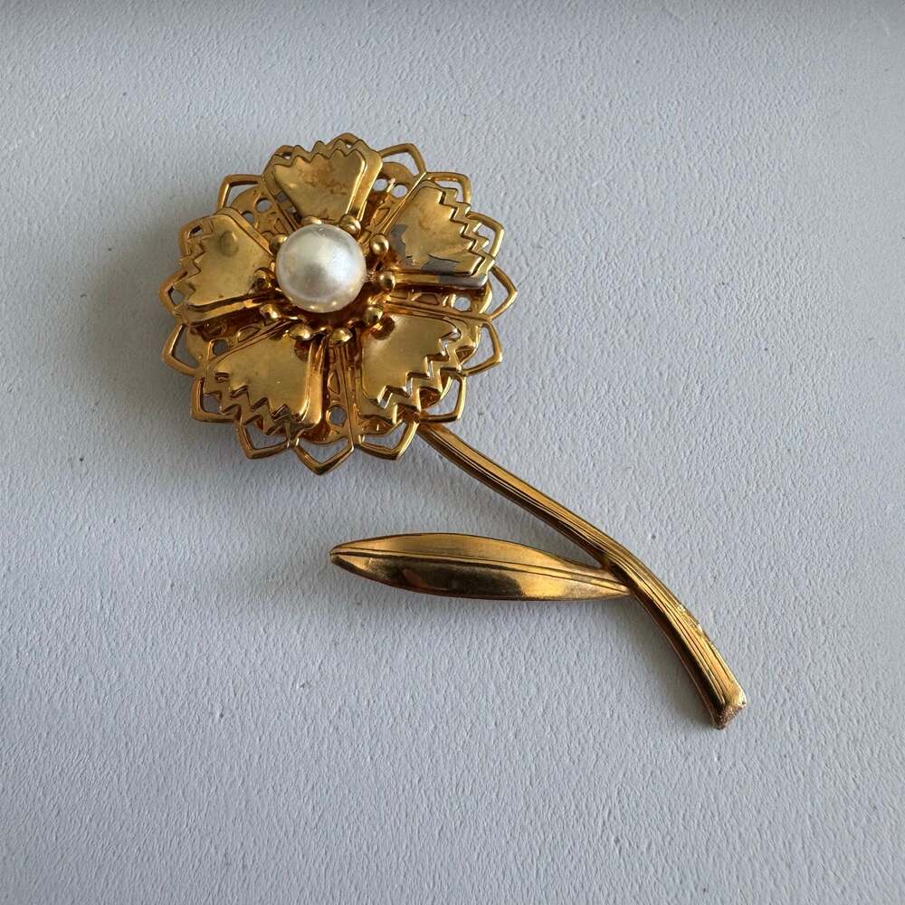 Vintage Dandelion White Faux Pearl flower brooch